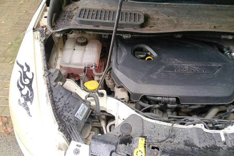 Used Ford Kuga 2013 1.6L GTDi Two-Wheel-Drive Trend Model Engine Bay Right