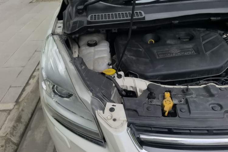 Used Ford Kuga 2013 2.0L GTDi Four-Wheel-Drive Sport Model Engine Bay Right
