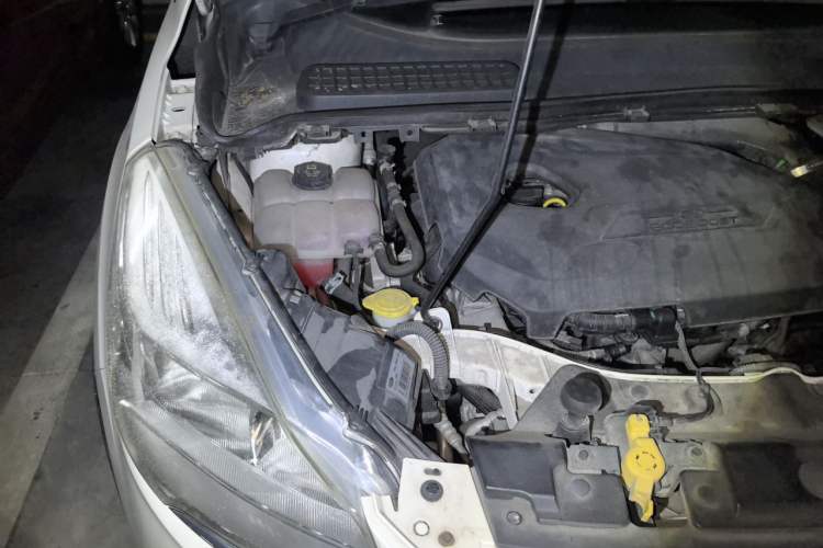 Used Ford Kuga 2013 1.6L GTDi Two-Wheel-Drive Comfort Model Engine Bay Right
