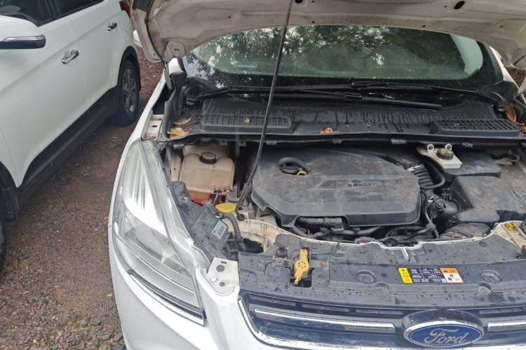 Used Ford Kuga 2013 1.6L GTDi Two-Wheel-Drive Trend Model Engine Bay Right