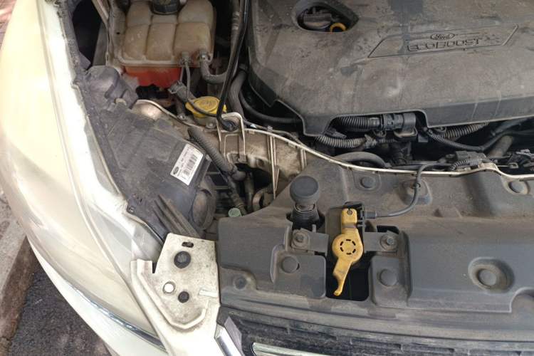 Used Ford Kuga 2013 1.6L GTDi Two-Wheel-Drive Comfort Model Engine Bay Right