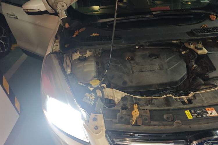 Used Ford Kuga 2013 2.0L GTDi Four-Wheel-Drive Sport Model Engine Bay Right