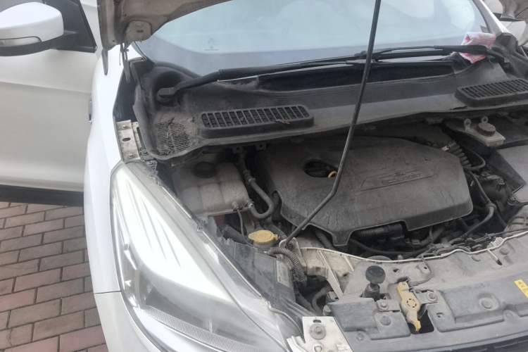 Used Ford Kuga 2013 1.6L GTDi Two-Wheel-Drive Trend Model Engine Bay Right