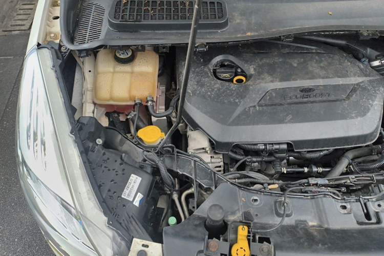 Used Ford Kuga 2013 1.6L GTDi Two-Wheel-Drive Trend Model Engine Bay Right