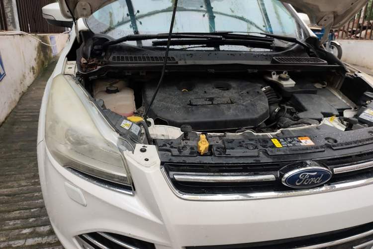 Used Ford Kuga 2013 2.0L GTDi Four-Wheel Drive Premium Model Engine Bay Right