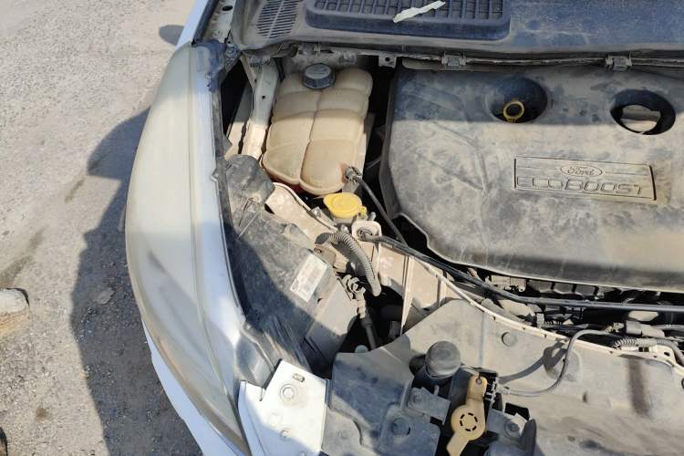 Used Ford Kuga 2013 2.0L GTDi Four-Wheel-Drive Sport Model Engine Bay Right
