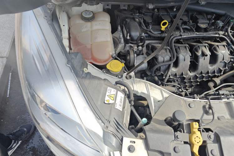 Used Ford Kuga 2013 2.0L GTDi Four-Wheel-Drive Sport Model Engine Bay Right