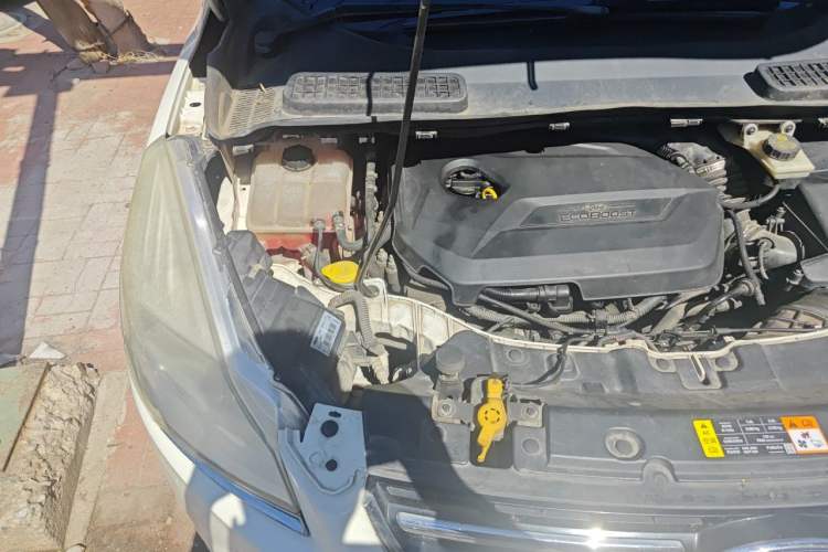 Used Ford Kuga 2013 1.6L GTDi Two-Wheel-Drive Trend Model Engine Bay Right
