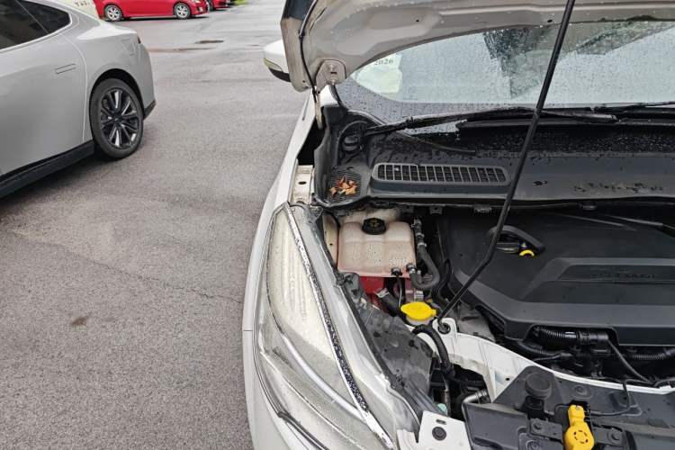 Used Ford Kuga 2013 1.6L GTDi Two-Wheel-Drive Trend Model Engine Bay Right