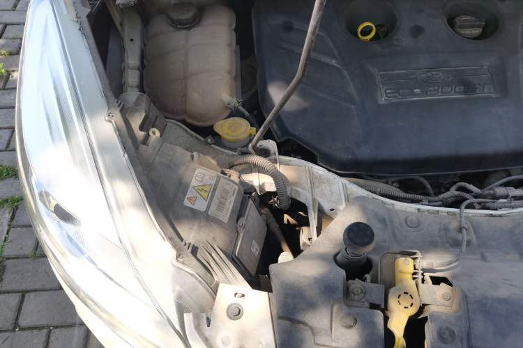 Used Ford Kuga 2013 2.0L GTDi Four-Wheel-Drive Sport Model Engine Bay Right