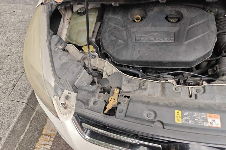 Used Ford Kuga 2013 2.0L GTDi Four-Wheel-Drive Sport Model Engine Bay Right