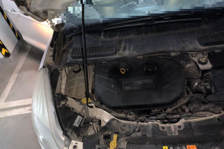 Used Ford Kuga 2013 2.0L GTDi Four-Wheel-Drive Sport Model Engine Bay Right