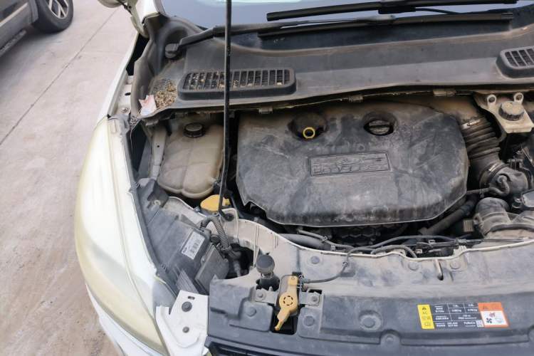 Used Ford Kuga 2013 2.0L GTDi Four-Wheel-Drive Sport Model Engine Bay Right