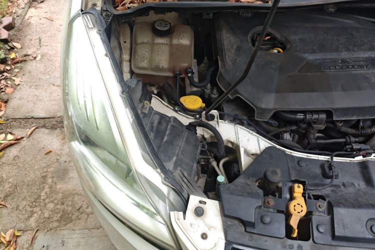 Used Ford Kuga 2013 1.6L GTDi Two-Wheel-Drive Trend Model Engine Bay Right