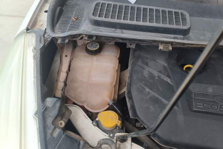 Used Ford Kuga 2013 2.0L GTDi Four-Wheel-Drive Sport Model Engine Bay Right