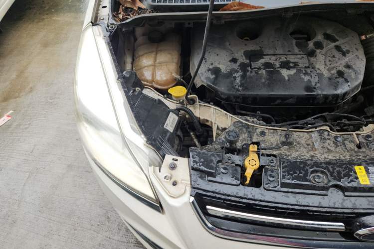 Used Ford Kuga 2013 2.0L GTDi Four-Wheel-Drive Elite Model Engine Bay Right
