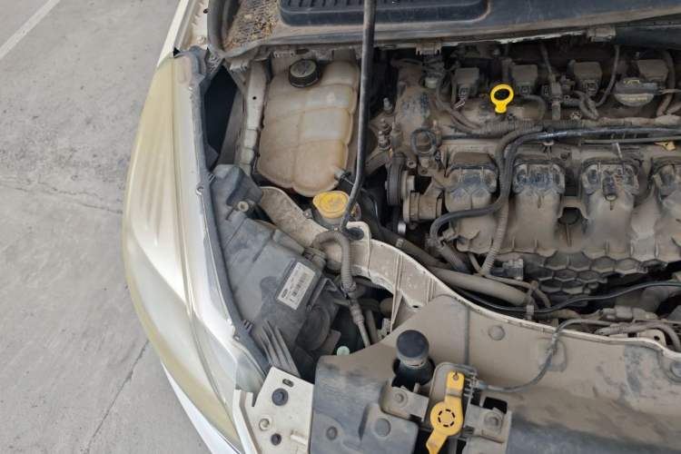 Used Ford Kuga 2013 2.0L GTDi Four-Wheel-Drive Elite Model Engine Bay Right