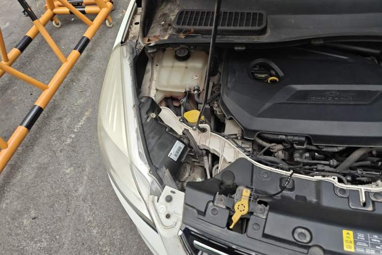 Used Ford Kuga 2013 1.6L GTDi Two-Wheel-Drive Trend Model Engine Bay Right