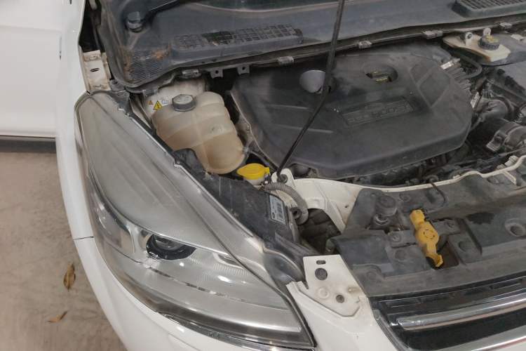 Used Ford Kuga 2013 2.0L GTDi Four-Wheel Drive Premium Model Engine Bay Right