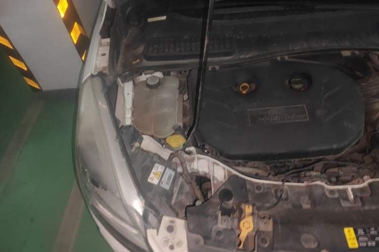 Used Ford Kuga 2013 2.0L GTDi Four-Wheel-Drive Sport Model Engine Bay Right