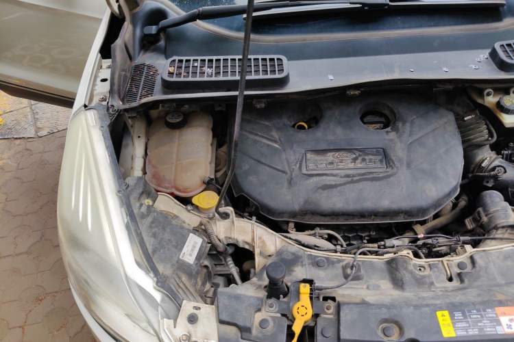 Used Ford Kuga 2013 2.0L GTDi Four-Wheel-Drive Elite Model Engine Bay Right