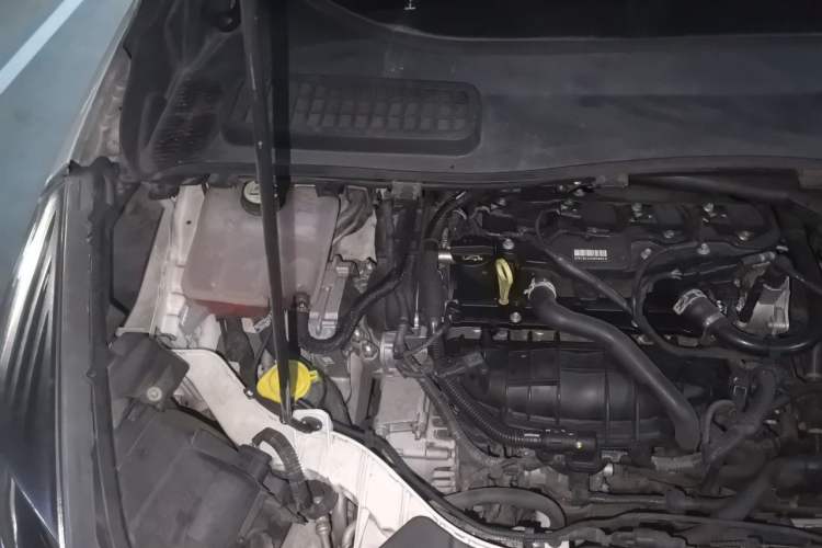 Used Ford Kuga 2013 1.6L GTDi Two-Wheel-Drive Trend Model Engine Bay Right