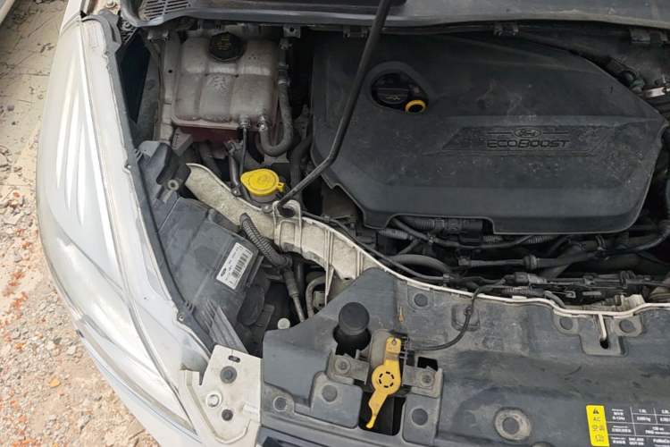Used Ford Kuga 2013 1.6L GTDi Two-Wheel-Drive Comfort Model Engine Bay Right