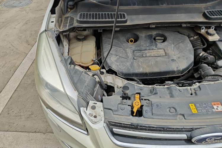 Used Ford Kuga 2013 2.0L GTDi Four-Wheel-Drive Sport Model Engine Bay Right