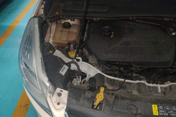 Used Ford Kuga 2013 1.6L GTDi Two-Wheel-Drive Trend Model Engine Bay Right