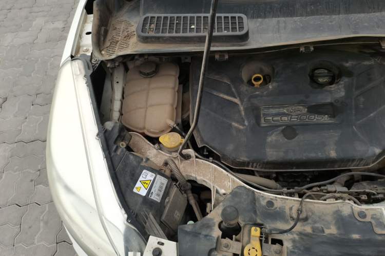 Used Ford Kuga 2013 2.0L GTDi Four-Wheel Drive Premium Model Engine Bay Right