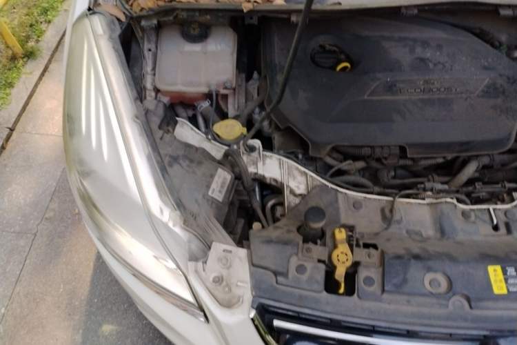 Used Ford Kuga 2013 1.6L GTDi Two-Wheel-Drive Trend Model Engine Bay Right