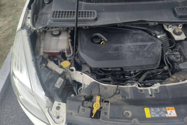Used Ford Kuga 2013 1.6L GTDi Two-Wheel-Drive Trend Model Engine Bay Right