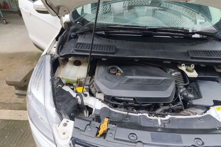 Used Ford Kuga 2013 1.6L GTDi Two-Wheel-Drive Trend Model Engine Bay Right