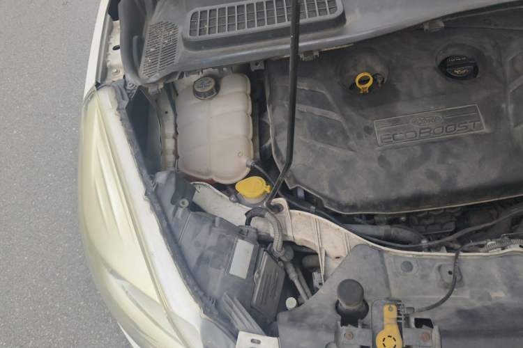 Used Ford Kuga 2013 2.0L GTDi Four-Wheel Drive Premium Model Engine Bay Right