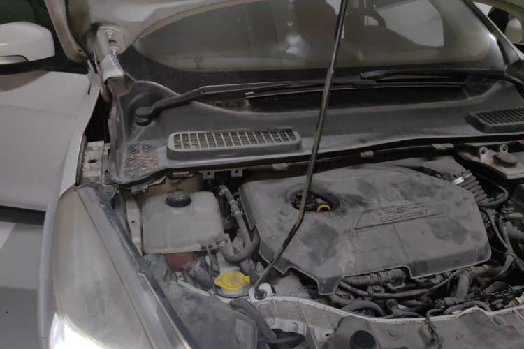 Used Ford Kuga 2013 1.6L GTDi Two-Wheel-Drive Trend Model Engine Bay Right