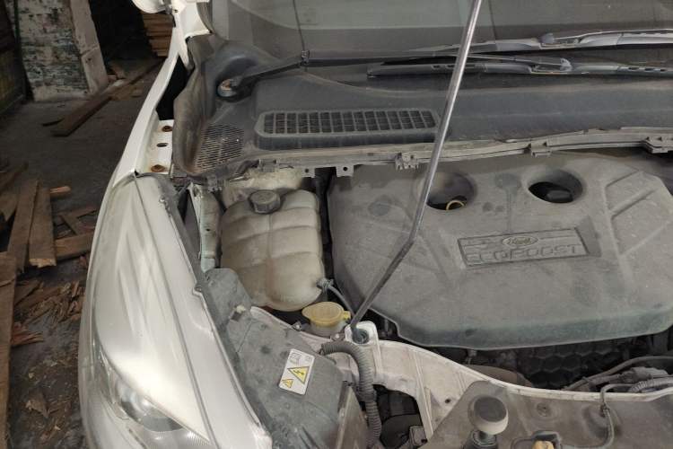Used Ford Kuga 2013 2.0L GTDi Four-Wheel-Drive Sport Model Engine Bay Right