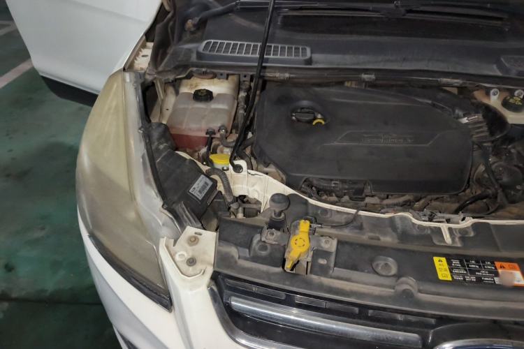 Used Ford Kuga 2013 1.6L GTDi Two-Wheel-Drive Trend Model Engine Bay Right