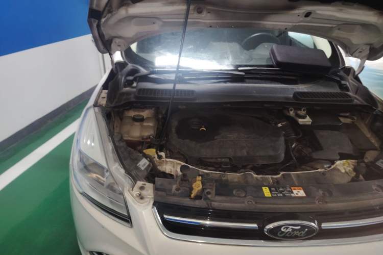 Used Ford Kuga 2013 1.6L GTDi Two-Wheel-Drive Trend Model Engine Bay Right