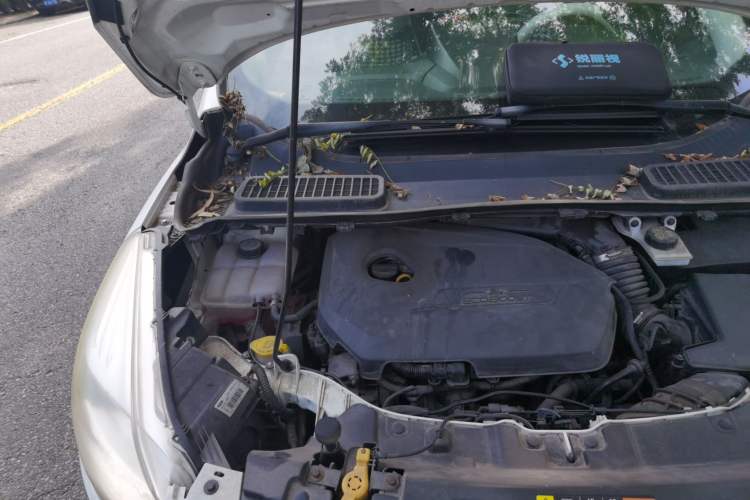 Used Ford Kuga 2013 1.6L GTDi Two-Wheel-Drive Comfort Model Engine Bay Right