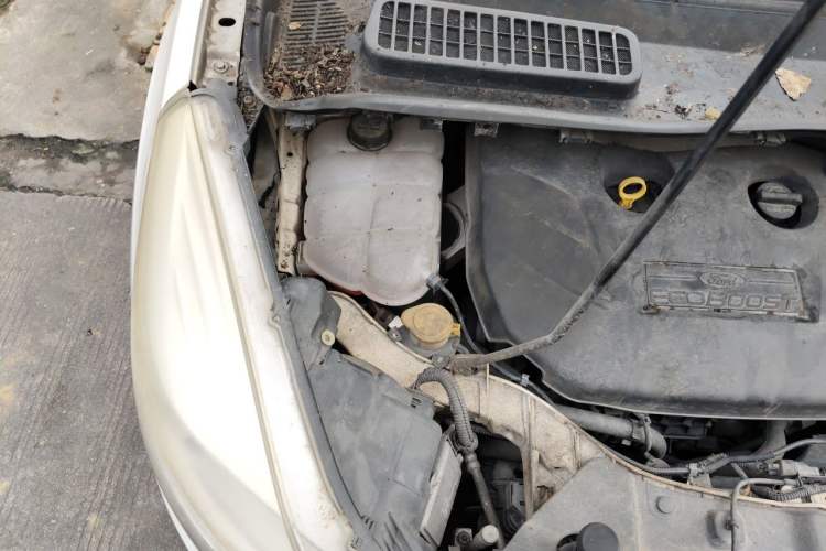 Used Ford Kuga 2013 2.0L GTDi Four-Wheel Drive Premium Model Engine Bay Right