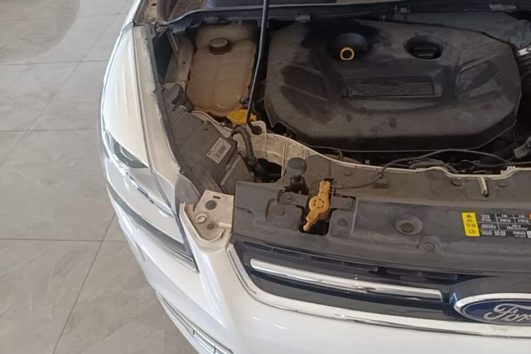 Used Ford Kuga 2013 2.0L GTDi Four-Wheel-Drive Sport Model Engine Bay Right