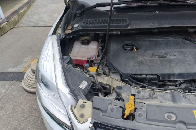 Used Ford Kuga 2013 1.6L GTDi Two-Wheel-Drive Comfort Model Engine Bay Right