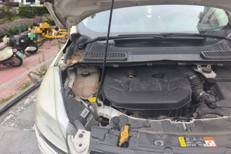Used Ford Kuga 2013 2.0L GTDi Four-Wheel-Drive Sport Model Engine Bay Right