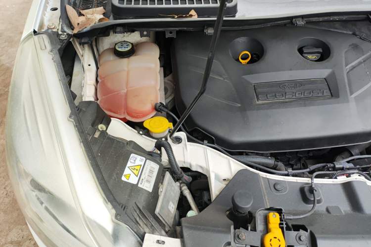 Used Ford Kuga 2013 2.0L GTDi Four-Wheel-Drive Sport Model Engine Bay Right