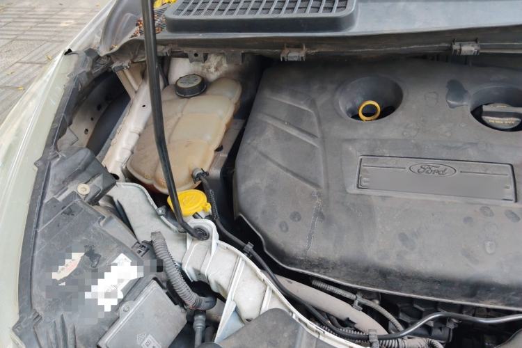 Used Ford Kuga 2013 2.0L GTDi Four-Wheel-Drive Sport Model Engine Bay Right
