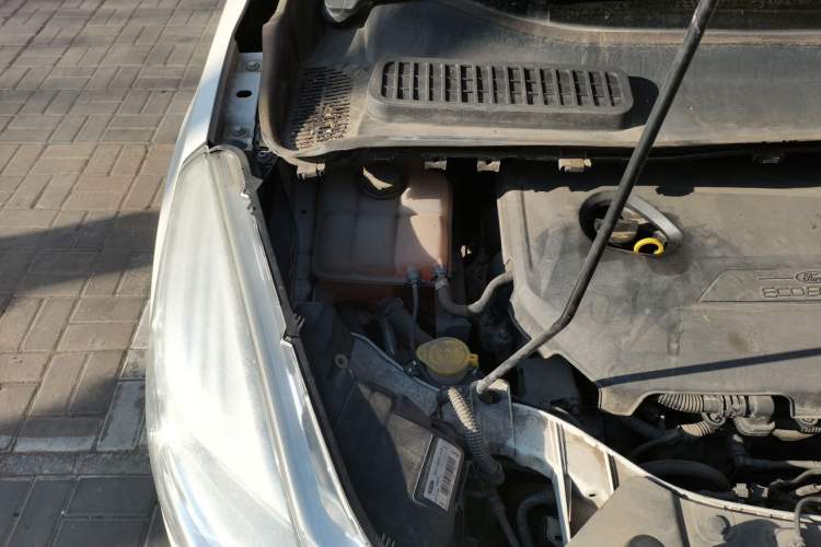 Used Ford Kuga 2013 1.6L GTDi Two-Wheel-Drive Comfort Model Engine Bay Right