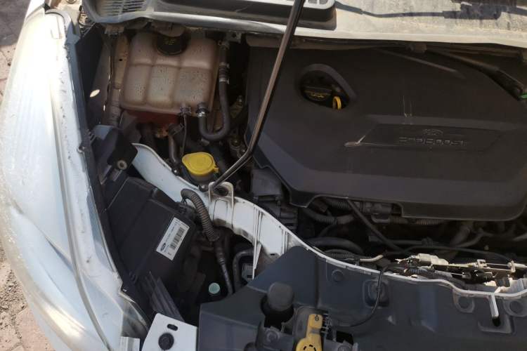 Used Ford Kuga 2013 1.6L GTDi Two-Wheel-Drive Trend Model Engine Bay Right