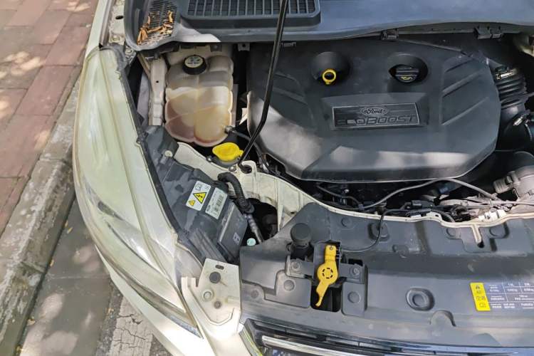 Used Ford Kuga 2013 2.0L GTDi Four-Wheel Drive Premium Model Engine Bay Right