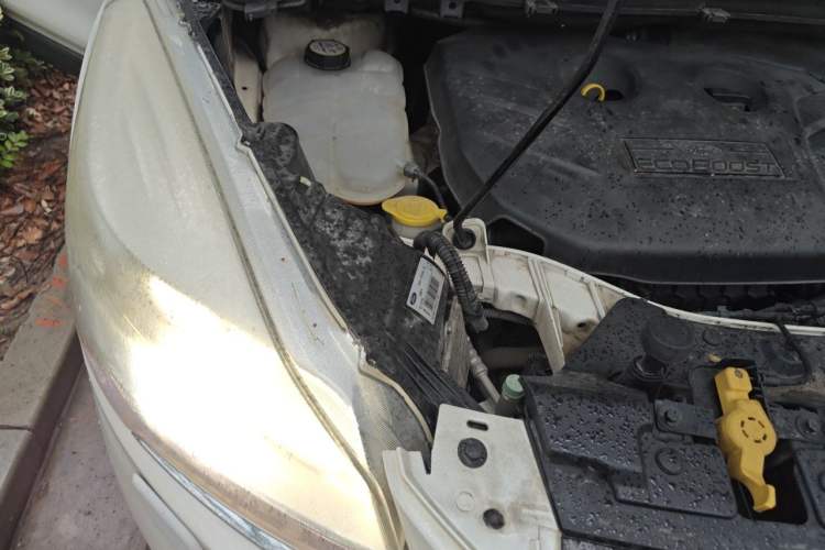 Used Ford Kuga 2013 2.0L GTDi Four-Wheel-Drive Sport Model Engine Bay Right