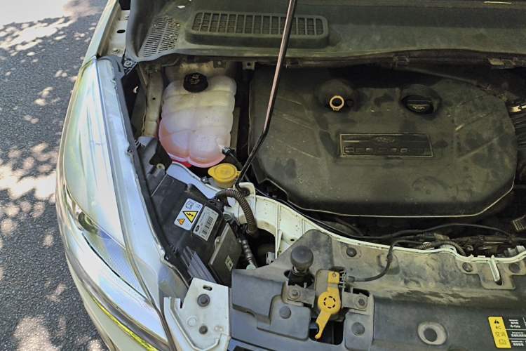 Used Ford Kuga 2013 2.0L GTDi Four-Wheel-Drive Sport Model Engine Bay Right